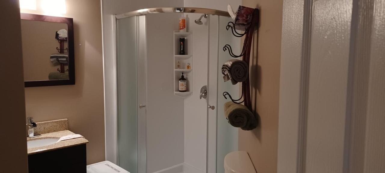 680 Sq Ft Private Space With Ensuite Bathroom Calgary Exterior photo